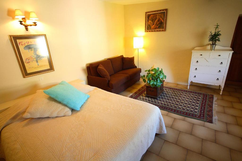 Belle De Nuit Bed & Breakfast Oppède Стая снимка